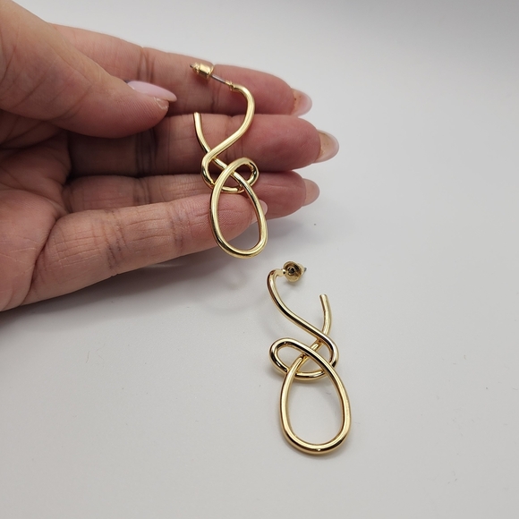 NEW‼️Elegant Knot Earrings - Picture 3 of 3